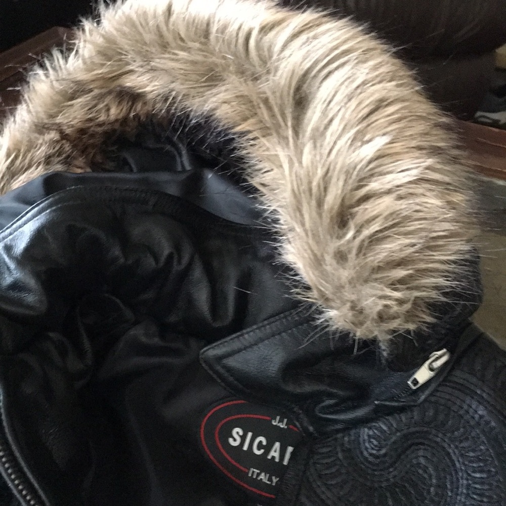 Never worn child’s leather bomber jacket. Measures 20” pit to pit. 19” long - Picture 4 of 5